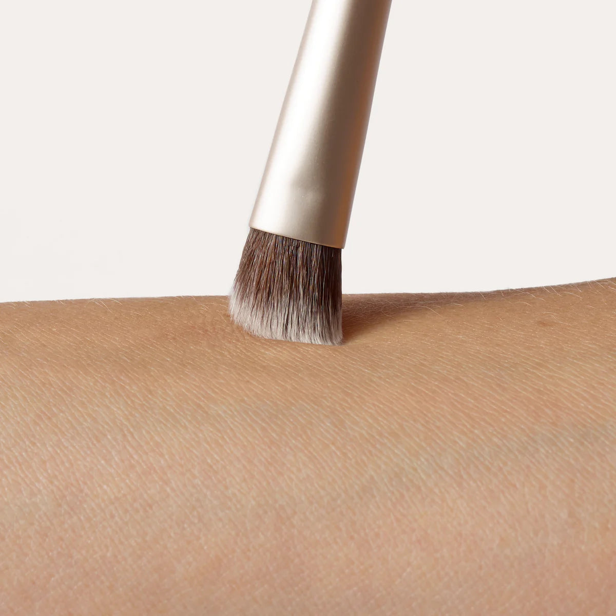 JANE IREDALE, plokščias, minkštas šepetėlis Fluffy Eye Brush, 1vnt